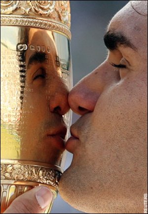federer-kissing-trophy.jpeg