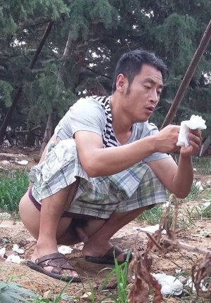 hot man squats to shit.jpg