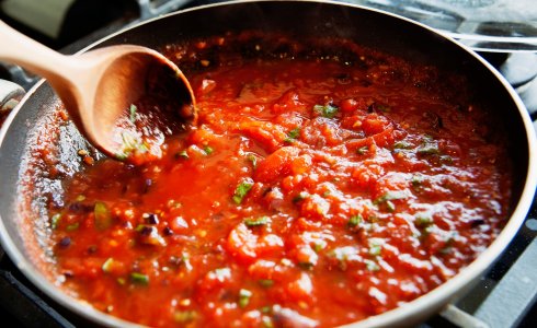 tomaten-sugo-1127973172-istock.jpg