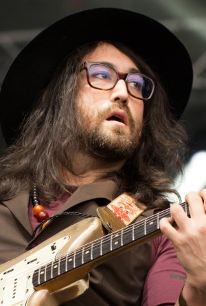 Sean_Lennon_and_The_Ghost_of_a_Saber_Tooth_Tiger_-_WeekEnd_des_Curiosités_2015-3845_04_(cropped).jpg