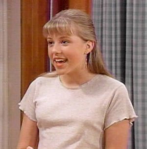 7c6b32fd048a115a89a653bd46e7c941--stephanie-tanner-full-house.jpg