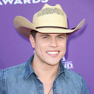 Dustin-Lynch-Contact-Information.jpg