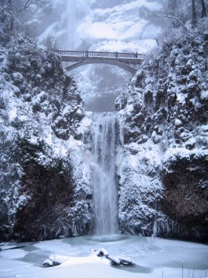 Multnohah Falls in winter.jpg