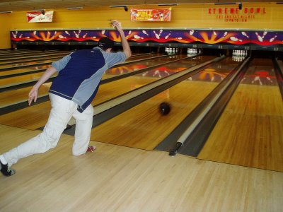 1200px-Bowlerbowling.jpg