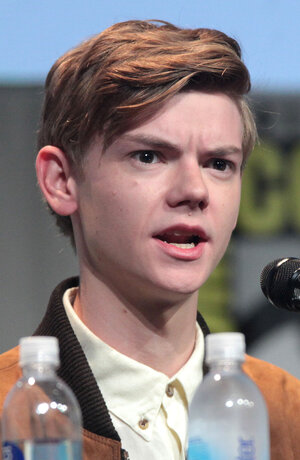 1200px-Thomas_Brodie-Sangster_by_Gage_Skidmore.jpg