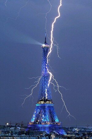 Eifel Tower hit by lightening bolt.jpg