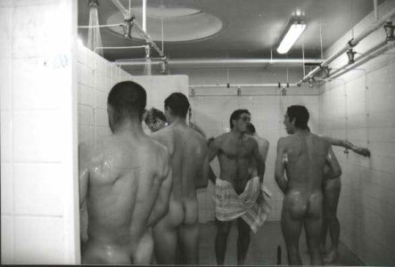 GANG-SHOWER.jpg