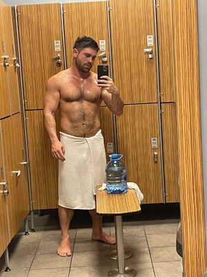 locker room 1 FD3i_XjXsAYYkpN.jpg