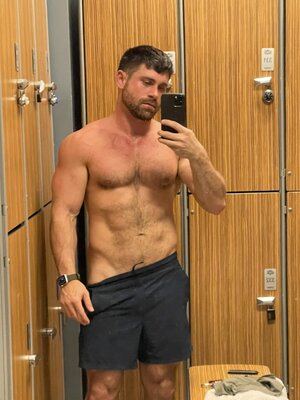 locker room E4GIpugUUAcsCvZ.jpg