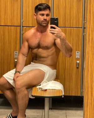 locker room E5yYEKlUYAQ9922.jpg