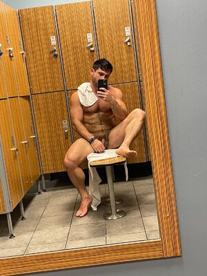 locker room E8_Vg6oXIAIoBpJ.jpg