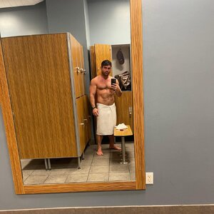 locker room E9fZ9LDXEAwdtDa.jpg