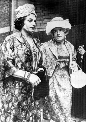 Lawrence Olivier02-KennethMore.jpg