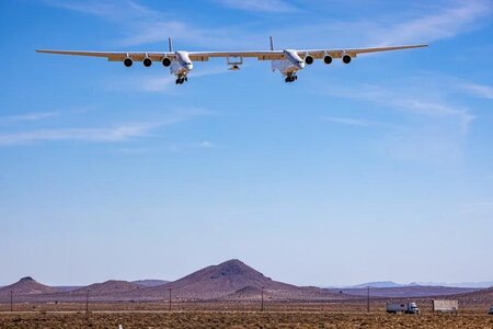Stratolaunch Roc 02.jpg