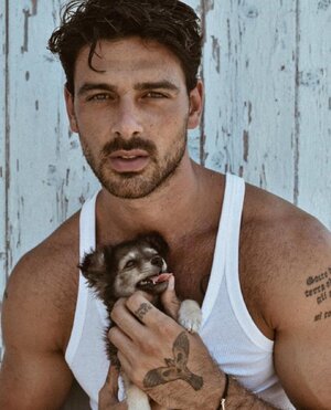 Michele Morrone and friend Eb7J4KxUcAYPdVE.jpg