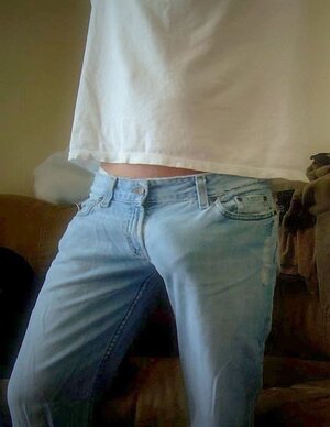 men-with-big-bulges-jeans.jpg.4fa122682fcbf4de164513031c71c679.jpg
