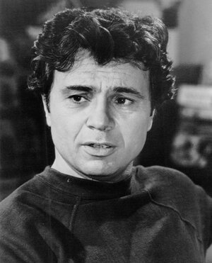 800px-Robert_Blake_Baretta_1977.jpeg.jpg
