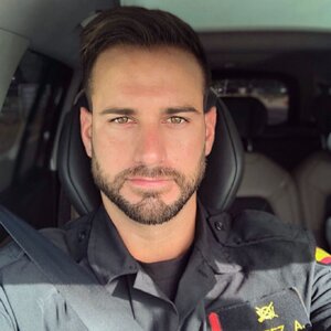 Police Officer 37879385.jpg