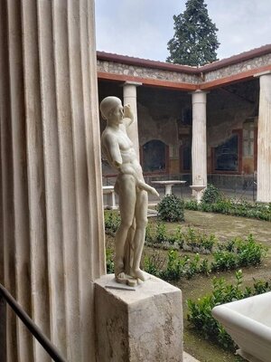 Water Fountain in  Pompeii  of  Priapus.jpg