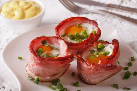 Fruehstuecksei-mit-Bacon-und-Schnittlauch-aus-dem-Ofen.jpg Fruehstuecksei-mit-Bacon-und-Schnittlauch-aus-dem-Ofen.jpg