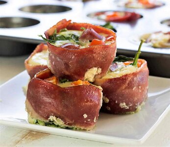 healthy-egg-muffins-with-turkey-bacon-featured.jpg
