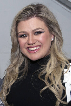 Kelly_Clarkson_2018_DoD_Warrior_Games_Opening_Ceremony_14_-_Cropped_01.jpg