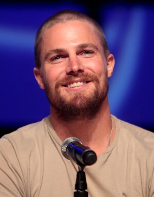 Stephen_Amell_2014_Phoenix_Comicon_1_(cropped).jpg