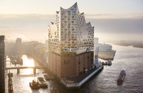 Luftaufnahme Elbphilharmonie im Sonnenaufgang.jpg