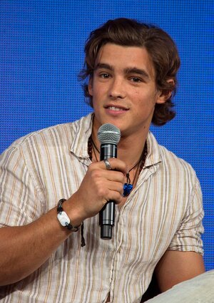 800px-Brenton_Thwaites.jpg