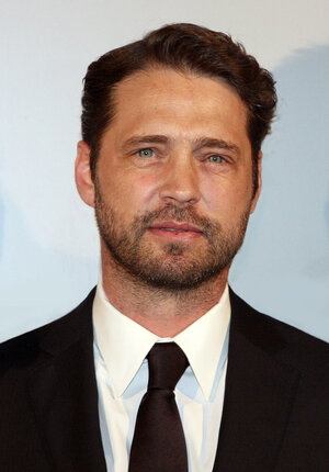 Jason_Priestley_2012.jpg