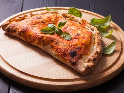 1600x1200_pizza-calzone.jpg