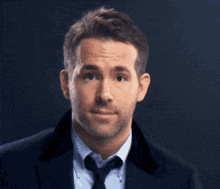 ryan-reynolds-kiss.gif