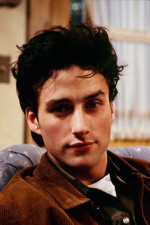 1523435342-glenn-quinn-as-mark-healy-roseanne.jpg