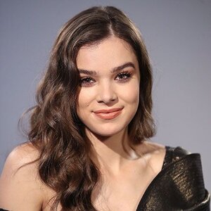 hailee-steinfeld-visits-build-london-on-december-7-2017-in-london-england-photo-by-mike-marsla...jpg