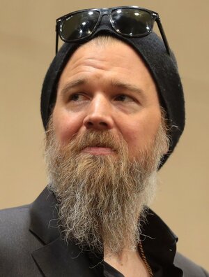 1200px-Ryan_Hurst_in_2017.jpg