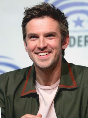 800px-Dan_Stevens_by_Gage_Skidmore.jpg