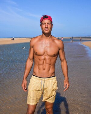 shirtless-muscle-abs-model-torben-konig-beach.jpg