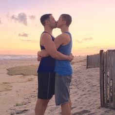 b09c20cf0ec0c8fc2ad8492e0ca92055--men-kissing-gay-couple.jpg