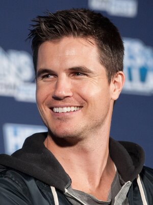 Robbie_Amell_(38050563394).jpg