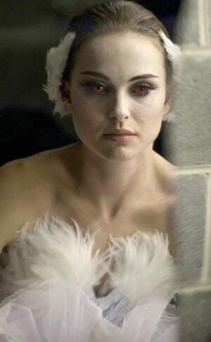 rs_634x1024-201202165038-634-reflection-natalie-portman-black-swan-mh.jpg
