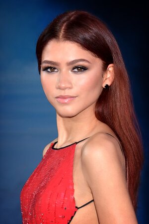 Zendaya_-_2019_by_Glenn_Francis.jpg