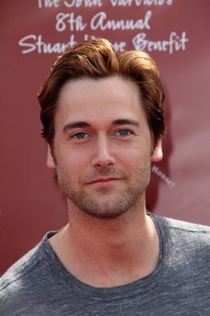 ryan-eggold-gossip_1333x2000.jpg