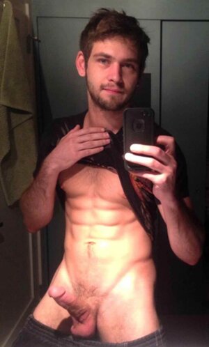 1678999405_naked-chiks-org-p-hot-naked-guy-selfie-erotika-instagram-2.jpg