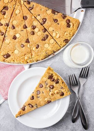 giant-chocolate-chip-cookie-resize-8.jpg