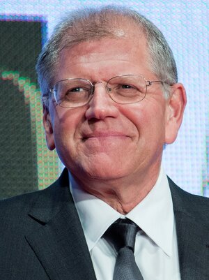 1200px-Robert_Zemeckis__The_Walk__at_Opening_Ceremony_of_the_28th_Tokyo_International_Film_Fes...jpg