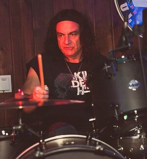 Vinny_Appice_-_Kill_Devil_Hill_(3)_(cropped).jpg