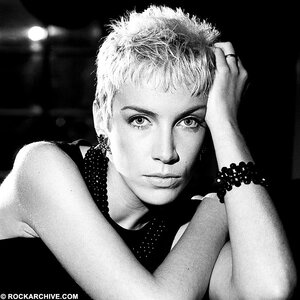 annie-lennox-eu001sr.jpg
