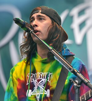13-06-08_RaR_Pierce_the_Veil_Vic_Fuentes_02_40.jpg