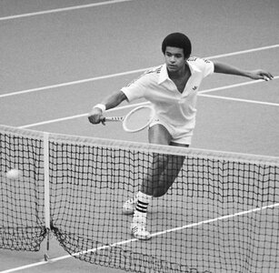 640px-Yannick_Noah_(Davis_Cup).jpg