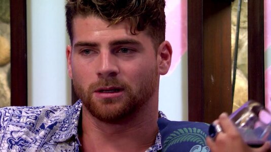 Love Island-EZV8iCEGHOI.jpg